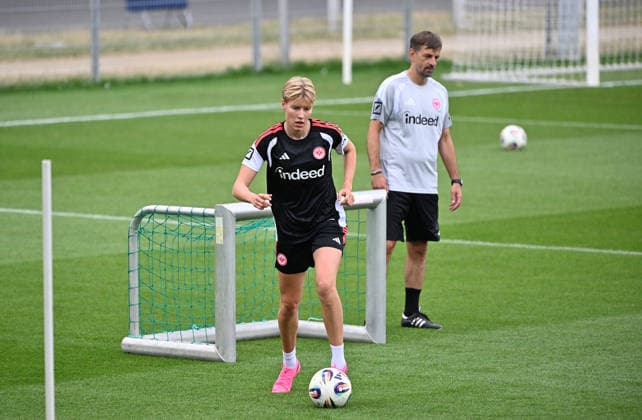 08.07.2026, xjhx, Fussball Google Pixel Frauen-Bundesliga, Eintracht Frankfurt - Training v.l. Larissa Mühlhaus (Eintracht Frankfurt Frauen), Trainer Niko Arnautis (Eintracht Frankfurt Frauen) Frankfurt am Main *** July 8, 2026, xjhx, Soccer, Google Pixel, Women s Bundesliga, Eintracht Frankfurt Training, by Larissa Mühlhaus, Eintracht Frankfurt Women s Team, Coach Niko Arnautis, Eintracht Frankfurt Women s Team, Frankfurt am Main