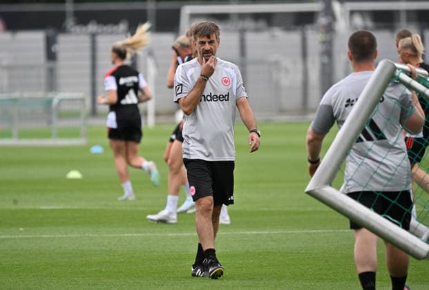 08.07.2026, xjhx, Fussball Google Pixel Frauen-Bundesliga, Eintracht Frankfurt - Training v.l. Trainer Niko Arnautis (Eintracht Frankfurt Frauen) Frankfurt am Main *** July 8, 2026, xjhx, Soccer, Google Pixel, Women s Bundesliga, Eintracht Frankfurt Training, Coach Niko Arnautis, Eintracht Frankfurt Women, Frankfurt am Main