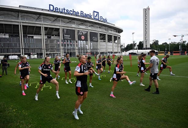 08.07.2026, xjhx, Fussball Google Pixel Frauen-Bundesliga, Eintracht Frankfurt - Training v.l. warmup vor dem Training Frankfurt am Main *** July 8, 2026, xjhx, Soccer, Google Pixel, Women s Bundesliga, Eintracht Frankfurt Training: Warm-up Before Practice, Frankfurt am Main