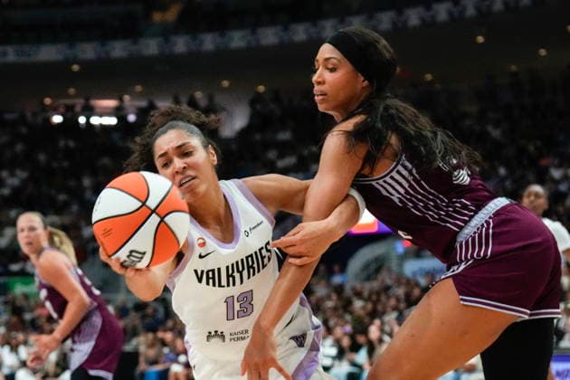 July 8, 2026, Toronto, On, CAN: Golden State Valkyries forward Janelle Salaun (13) grabs a loose ball in front of Toronto Tempo forward Isabelle Harrison (21) during second half WNBA, Basketball Damen, USA basketball action in Toronto on Wednesday, July 8, 2026. Canada News - July 8, 2026  - ZUMAc35_ 20260708_zaf_c35_064 Copyright: xChrisxYoungx