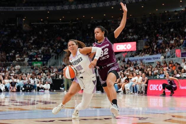 July 8, 2026, Toronto, On, CAN: Golden State Valkyries guard Veronica Burton (22) drives past Toronto Tempo s Tima Pouye during second half WNBA, Basketball Damen, USA basketball action in Toronto on Wednesday, July 8, 2026. Canada News - July 8, 2026  - ZUMAc35_ 20260708_zaf_c35_067 Copyright: xChrisxYoungx
