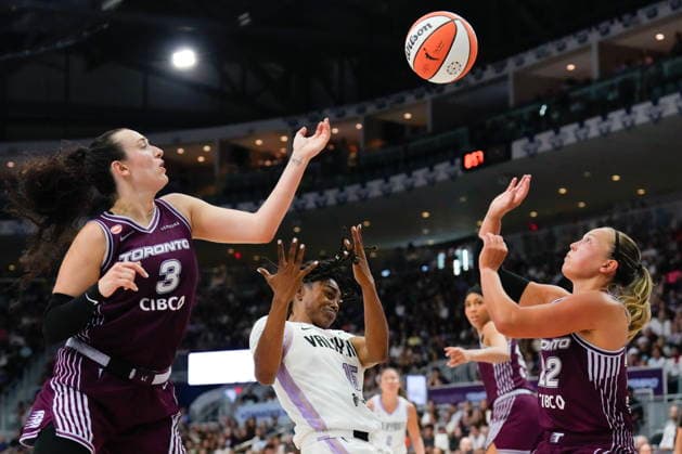 July 8, 2026, Toronto, On, CAN: Golden State Valkyries guard Tiffany Hayes (15) competes for a loose ball with Toronto Tempo guard Marina Mabrey (3) and Tempo s Julie Allemand during second half WNBA, Basketball Damen, USA basketball action in Toronto on Wednesday, July 8, 2026. Canada News - July 8, 2026  - ZUMAc35_ 20260708_zaf_c35_070 Copyright: xChrisxYoungx