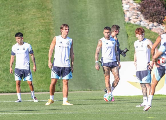 JULY 8, 2026: Argentina forward Nico Paz (18) practices with teammates ahead of their match against Switzerland at Compass Minerals National Performance Center in Kansas City, KS. CSM FIFA World Cup, WM, Weltmeisterschaft, Fussball 2026: Argentina JUL 8th  - ZUMAc04_ 20260708_zma_c04_008 Copyright: xRomanxPunox