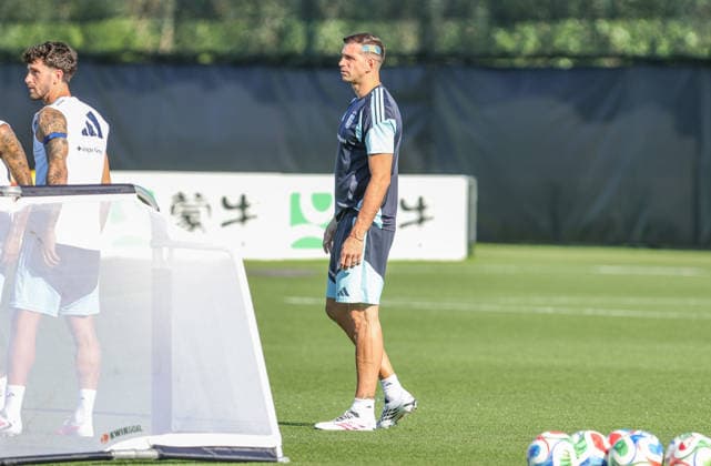 JULY 8, 2026: Argentina goalkeeper Emiliano Martinez (23) looks on during practice ahead of their match against Switzerland at Compass Minerals National Performance Center in Kansas City, KS. CSM FIFA World Cup, WM, Weltmeisterschaft, Fussball 2026: Argentina JUL 8th  - ZUMAc04_ 20260708_zma_c04_009 Copyright: xRomanxPunox