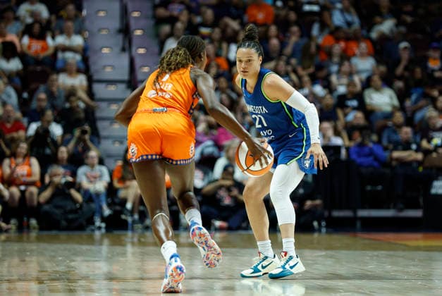 UNCASVILLE, CT - JULY 08: Kayla McBride 21 of the Minnesota Lynx defends Diamond Miller 1 of the Connecticut Sun during the WNBA, Basketball Damen, USA game between Minnesota Lynx and Connecticut Sun on July 8, 2026, at Mohegan Sun Arena in Uncasville, CT. (Photo by M. Anthony Nesmith Icon Sportswire) WNBA: JUL 08 Minnesota Lynx at Connecticut Sun EDITORIAL USE ONLY Icon26070807