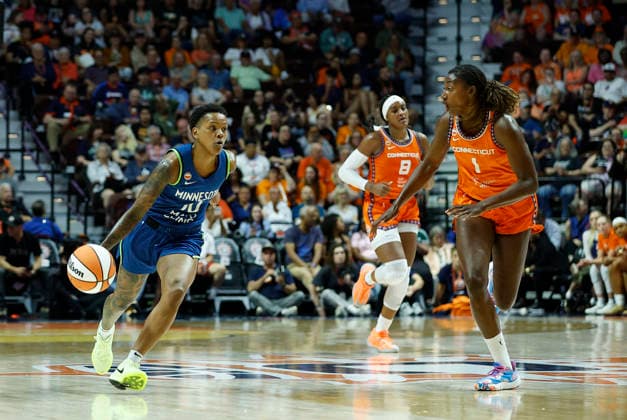 UNCASVILLE, CT - JULY 08: Courtney Williams 10 of the Minnesota Lynx fast breaks pursued by Diamond Miller 1 of the Connecticut Sun during the WNBA, Basketball Damen, USA game between Minnesota Lynx and Connecticut Sun on July 8, 2026, at Mohegan Sun Arena in Uncasville, CT. (Photo by M. Anthony Nesmith Icon Sportswire) WNBA: JUL 08 Minnesota Lynx at Connecticut Sun EDITORIAL USE ONLY Icon26070812