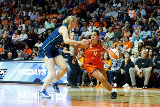 UNCASVILLE, CT - JULY 08: Charlisse Leger-Walker 4 of the Connecticut Sun drives to the basket against Dorka Juhasz 14 of the Minnesota Lynx during the WNBA, Basketball Damen, USA game between Minnesota Lynx and Connecticut Sun on July 8, 2026, at Mohegan Sun Arena in Uncasville, CT. (Photo by M. Anthony Nesmith Icon Sportswire) WNBA: JUL 08 Minnesota Lynx at Connecticut Sun EDITORIAL USE ONLY Icon26070825