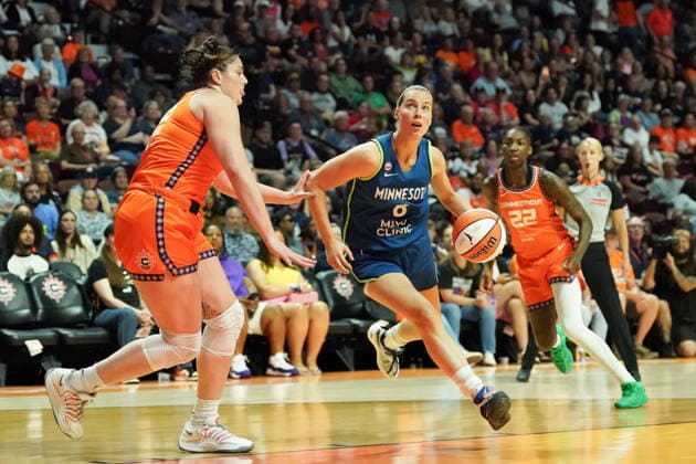 July 8, 2026, Uncasville, Connecticut, USA: Minnesota Lynx guard Antonia Delaere (8) drives to the net as Connecticut Sun forward Raegan Beers (15) defends during the game at Mohegan Sun Arena. WNBA, Basketball Damen, USA 2026: Minnesota Lynx At Connecticut Sun  - ZUMAw109 20260708_fap_w109_004 Copyright: xDebbyxWongx