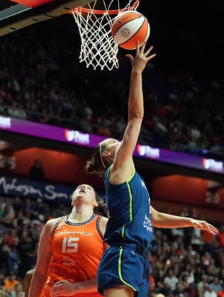 July 8, 2026, Uncasville, Connecticut, USA: Minnesota Lynx guard Antonia Delaere (8) goes up for a shot as Connecticut Sun forward Raegan Beers (15) defends during the game at Mohegan Sun Arena. WNBA, Basketball Damen, USA 2026: Minnesota Lynx At Connecticut Sun  - ZUMAw109 20260708_fap_w109_016 Copyright: xDebbyxWongx