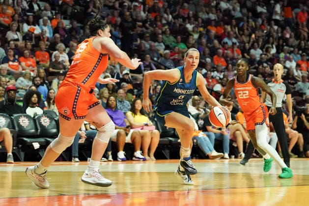 July 8, 2026, Uncasville, Connecticut, USA: Minnesota Lynx guard Antonia Delaere (8) drives to the net as Connecticut Sun forward Raegan Beers (15) defends during the game at Mohegan Sun Arena. WNBA, Basketball Damen, USA 2026: Minnesota Lynx At Connecticut Sun  - ZUMAw109 20260708_fap_w109_020 Copyright: xDebbyxWongx