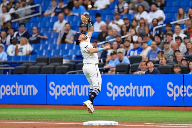 July 8, 2026, St. Petersburg, Florida, USA: Tampa Bay Rays first baseman Jonathan Aranda (8) catches a pop up off the bat of New York Yankees third baseman Amed Rosario (14) during an MLB, Baseball Herren, USA game on July 8, 2026 at Tropicana Field. The Rays beat the Yankees 3-0. MLB 2026: Tampa Bay Rays 3 : 0 New York Yankees  - ZUMAh180 20260708_zsp_h180_007 Copyright: xKimxHukarix