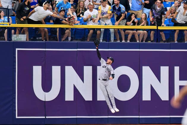 July 8, 2026, St. Petersburg, Florida, USA: New York Yankees left fielder Cody Bellinger (35) leaps to catch a double off the bat of Tampa Bay Rays designated hitter Yandy DoÂ­az (2) during an MLB, Baseball Herren, USA game on July 8, 2026 at Tropicana Field. The Rays beat the Yankees 3-0. MLB 2026: Tampa Bay Rays 3 : 0 New York Yankees  - ZUMAh180 20260708_zsp_h180_018 Copyright: xKimxHukarix