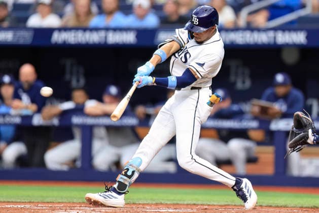 July 8, 2026, St. Petersburg, Florida, USA: Tampa Bay Rays left fielder Chandler Simpson (14) singles to right field during an MLB, Baseball Herren, USA game against the New York Yankees on July 8, 2026 at Tropicana Field. The Rays beat the Yankees 3-0. MLB 2026: Tampa Bay Rays 3 : 0 New York Yankees  - ZUMAh180 20260708_zsp_h180_024 Copyright: xKimxHukarix