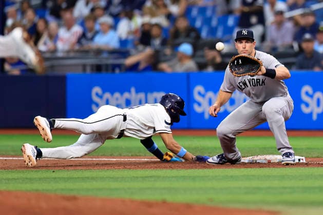 July 8, 2026, St. Petersburg, Florida, USA: Tampa Bay Rays left fielder Chandler Simpson (14) dives back before New York Yankees first baseman Paul Goldschmidt (48) can tag him during an MLB, Baseball Herren, USA game on July 8, 2026 at Tropicana Field. The Rays beat the Yankees 3-0. MLB 2026: Tampa Bay Rays 3 : 0 New York Yankees  - ZUMAh180 20260708_zsp_h180_040 Copyright: xKimxHukarix
