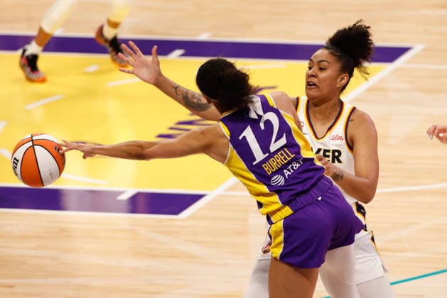 LOS ANGELES, CA - JULY 8: Indiana Fever forward Makayla Timpson (21) pressures Los Angeles Sparks guard Rae Burrell (12) during the Indiana Fever at Los Angeles Sparks WNBA, Basketball Damen, USA game on July 08, 2026, at Crypto.com Arena in Los Angeles, CA. (Photo by Jevone Moore Icon Sportswire) WNBA: JUL 08 Indiana Fever at Los Angeles Sparks EDITORIAL USE ONLY Icon20260708030