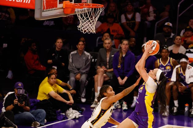 LOS ANGELES, CA - JULY 8: Los Angeles Sparks forward Dearica Hamby (5) drives to the basket during the Indiana Fever at Los Angeles Sparks WNBA, Basketball Damen, USA game on July 08, 2026, at Crypto.com Arena in Los Angeles, CA. (Photo by Jevone Moore Icon Sportswire) WNBA: JUL 08 Indiana Fever at Los Angeles Sparks EDITORIAL USE ONLY Icon20260708033