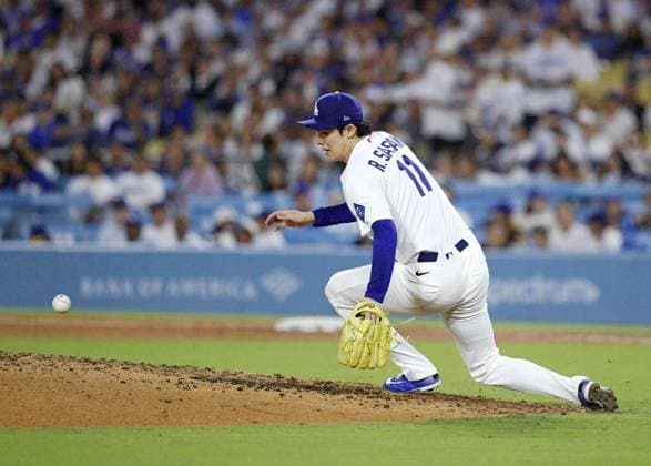 Baseball: Rockies vs. Dodgers Los Angeles Dodgers starter Roki Sasaki fields a grounder hit by the Colorado Rockies TJ Rumfield in the sixth inning of a baseball game at Dodger Stadium in Los Angeles on July 8, 2026.  A14AA0005622283P