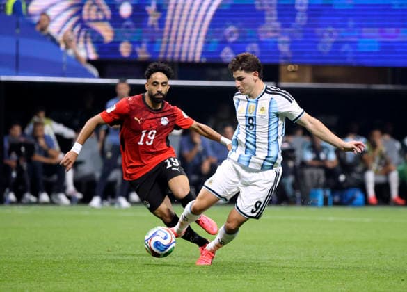 07.07.2026, Fussball Weltmeisterschaft 2026 in den USA, Achtelfinale, Argentinien - Ägypten, im Mercedes-Benz Stadium (Atlanta, GA), v.li: Marwan Ateya (Ägypten) gegen Valentin Barco (Argentinien). ***FIFA regulations prohibit any use of photographs as image sequences and or quasi-video. EDITORIAL USE ONLY*** *** July 7, 2026, 2026 FIFA World Cup in the U.S., Round of 16, Argentina vs. Egypt, at Mercedes-Benz Stadium in Atlanta, GA; from left: Marwan Ateya (Egypt) vs. Valentin Barco (Argentina) ***FIFA regulations prohibit any use of photographs as image sequences and or quasi-video; EDITORIAL USE ONLY***