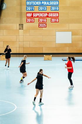08.07.2026, GER, Handball, Frauen, Saison 2026 2027, Alsco 1.Bl, Thueringer HC Trainingseinheit Saisonvorbereitung Kelly de Abreu Rosa Start in die Saisonvorbereitung mit einem Hallentraining in der Heimhalle Heimspielstätte mit einen traditionellen Spiel des Thüringer HC, organisiert durch das Trainerduo. 99947 Bad Langensalza Salza Halle Sporthalle Mehrz Thüringen Deutschland *** July 8, 2026, GER, Handball, Women, 2026–2027 Season, Alsco 1 Bl, Thuringer HC preseason training session: Kelly de Abreu Rosa kicks off preseason preparations with an indoor training session at the home arena, the home venue for a traditional Thuringer HC match, organized by the coaching duo in 99947 Bad Langensalza, Salza, Mehrz Sports Hall, Thuringia, Germany