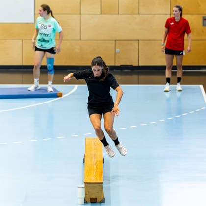 08.07.2026, GER, Handball, Frauen, Saison 2026 2027, Alsco 1.Bl, Thueringer HC Trainingseinheit Saisonvorbereitung Luca Csikos Start in die Saisonvorbereitung mit einem Hallentraining in der Heimhalle Heimspielstätte mit einen traditionellen Spiel des Thüringer HC, organisiert durch das Trainerduo. 99947 Bad Langensalza Salza Halle Sporthalle Mehrz Thüringen Deutschland *** July 8, 2026, GER, Handball, Women, 2026–2027 Season, Alsco 1 Bl, Thuringer HC Training Session for Season Preparation Luca Csikos Kicks Off Season Preparation with an Indoor Training Session at the Home Arena, the Home Venue for a Traditional Match of the Thuringer HC, Organized by the Coaching Duo 99947 Bad Langensalza Salza Hall, Mehrz Sports Hall, Thuringia, Germany