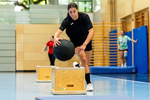 08.07.2026, GER, Handball, Frauen, Saison 2026 2027, Alsco 1.Bl, Thueringer HC Trainingseinheit Saisonvorbereitung Luca Csikos Start in die Saisonvorbereitung mit einem Hallentraining in der Heimhalle Heimspielstätte mit einen traditionellen Spiel des Thüringer HC, organisiert durch das Trainerduo. 99947 Bad Langensalza Salza Halle Sporthalle Mehrz Thüringen Deutschland *** July 8, 2026, GER, Handball, Women, 2026–2027 Season, Alsco 1 Bl, Thuringer HC Training Session for Season Preparation Luca Csikos Kicks Off Season Preparation with an Indoor Training Session at the Home Arena, the Home Venue for a Traditional Match of the Thuringer HC, Organized by the Coaching Duo 99947 Bad Langensalza Salza Hall, Mehrz Sports Hall, Thuringia, Germany