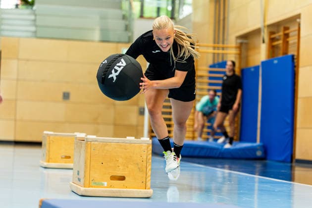 08.07.2026, GER, Handball, Frauen, Saison 2026 2027, Alsco 1.Bl, Thueringer HC Trainingseinheit Saisonvorbereitung Alfa Bra Oddsdottir Hagalin Start in die Saisonvorbereitung mit einem Hallentraining in der Heimhalle Heimspielstätte mit einen traditionellen Spiel des Thüringer HC, organisiert durch das Trainerduo. 99947 Bad Langensalza Salza Halle Sporthalle Mehrz Thüringen Deutschland *** July 8, 2026, GER, Handball, Women, 2026–2027 Season, Alsco 1st Division, Thüringer HC preseason training session: Alfa Bra Oddsdottir Hagalin kicks off preseason preparations with an indoor training session at the team’s home arena, featuring a traditional match organized by the coaching duo at 99947 Bad Langensalza, Salza Hall, Mehrz Sports Hall, Thuringia, Germany