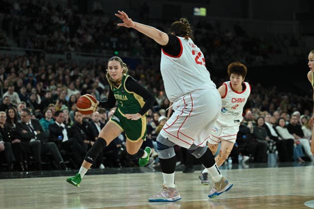 BASKETBALL AUSTRALIA CHINA WOMEN, Courtney Woods of Australia (left) in action during the Women s international match, Länderspiel, Nationalmannschaft between Australia and China at John Cain Arena in Melbourne, Thursday, July 9, 2026. ( NO ARCHIVING, EDITORIAL USE ONLY MELBOURNE VICTORIA AUSTRALIA  Copyright: xJAMESxROSSx 20260709151384622076