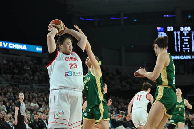 BASKETBALL AUSTRALIA CHINA WOMEN, Yutong Liu of China (left) in action during the Women s international match, Länderspiel, Nationalmannschaft between Australia and China at John Cain Arena in Melbourne, Thursday, July 9, 2026. ( NO ARCHIVING, EDITORIAL USE ONLY MELBOURNE VICTORIA AUSTRALIA  Copyright: xJAMESxROSSx 20260709190068766038