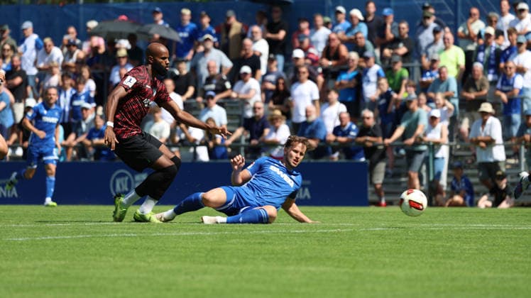 09.07.2026, xrekx, Fussball Testspiel , Karlsruher SC - SGV Freiberg v.l. Meghon Valpoort (SGV Freiberg) Christoph Kobald (Karlsruher SC) Zweikampf, Aktion, action, battle for the ball (DFL DFB REGULATIONS PROHIBIT ANY USE OF PHOTOGRAPHS as IMAGE SEQUENCES and or QUASI-VIDEO) Karlsruhe *** July 9, 2026, xrekx, Soccer Friendly Match, Karlsruher SC vs. SGV Freiberg, Meghon Valpoort (SGV Freiberg), Christoph Kobald (Karlsruher SC), tackle, action, battle for the ball. DFL and DFB regulations prohibit any use of photographs as image sequences and or quasi-video. Karlsruhe
