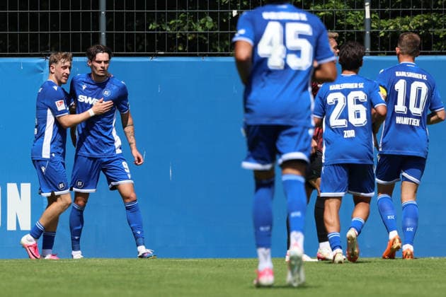 09.07.2026, xrekx, Fussball Testspiel , Karlsruher SC - SGV Freiberg v.l. Torjubel nach dem Tor zum celebrating the goal celebrate 1:0 durch Moritz Broschinski (Karlsruher SC) (DFL DFB REGULATIONS PROHIBIT ANY USE OF PHOTOGRAPHS as IMAGE SEQUENCES and or QUASI-VIDEO) Karlsruhe *** July 9, 2026, xrekx, Soccer friendly match, Karlsruher SC vs. SGV Freiberg. Goal celebration after Moritz Broschinski scored the 1–0 goal for Karlsruher SC. DFL and DFB regulations prohibit any use of photographs as image sequences and or quasi-video. Karlsruhe