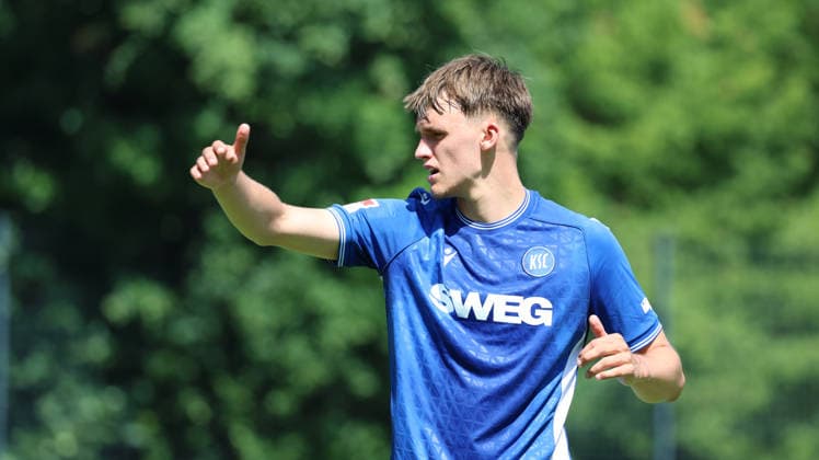 09.07.2026, xrekx, Fussball Testspiel , Karlsruher SC - SGV Freiberg v.l. Paul Scholl (Karlsruher SC) gibt Anweisungen, gestikuliert, mit den Armen gestikulieren gives instructions, gesticulate (DFL DFB REGULATIONS PROHIBIT ANY USE OF PHOTOGRAPHS as IMAGE SEQUENCES and or QUASI-VIDEO) Karlsruhe *** July 9, 2026, xrekx, Soccer Friendly Match, Karlsruher SC vs. SGV Freiberg, Paul Scholl of Karlsruher SC gives instructions, gesticulates, waves his arms DFL DFB REGULATIONS PROHIBIT ANY USE OF PHOTOGRAPHS as IMAGE SEQUENCES and or QUASI-VIDEO Karlsruhe