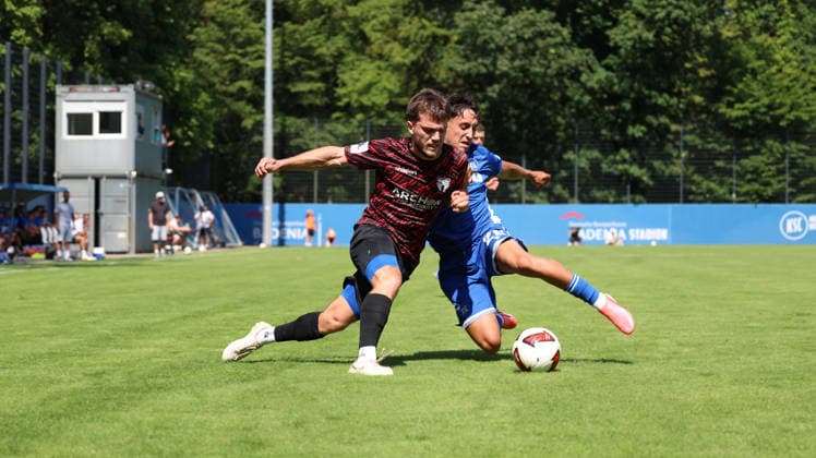 Sport Bilder des Tages 09.07.2026, xrekx, Fussball Testspiel , Karlsruher SC - SGV Freiberg v.l. Lukas Laupheimer (SGV Freiberg) Danyal Zor (Karlsruher SC) Zweikampf, Aktion, action, battle for the ball (DFL DFB REGULATIONS PROHIBIT ANY USE OF PHOTOGRAPHS as IMAGE SEQUENCES and or QUASI-VIDEO) Karlsruhe *** July 9, 2026, xrekx, Soccer Friendly Match, Karlsruher SC vs. SGV Freiberg, left: Lukas Laupheimer (SGV Freiberg), Danyal Zor (Karlsruher SC), tackle, action, battle for the ball. DFL and DFB regulations prohibit any use of photographs as image sequences and or quasi-video. Karlsruhe