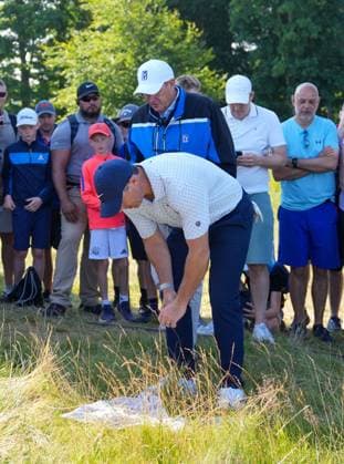Rory McIlroy of Northern Ireland looks for his ball underneath a spectator s jumper in the green side rough on the 11th hole. Genesis Scottish Open, Golf, The Renaissance Club, North Berwick, Scotland, UK - 09 Jul 2026North Berwick The Renaissance Club Scotland United Kingdom  Copyright: xShutterstockx 16984080a