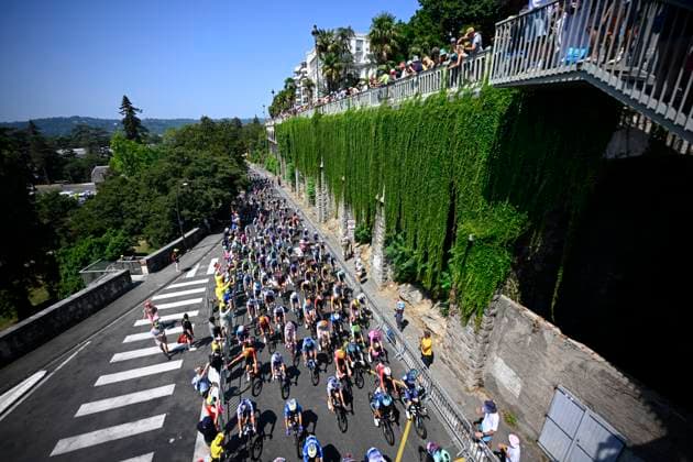 Tour de France 2026 Stage 6 GAVARNIE-CEDRE, FRANCE - JULY 09 : illustration picture peloton at the start during stage 6 of the 113rd edition of Tour de France an UCI World Tour 2.UWT cycling road race stage for Men Elite of 186 km with start in Pau and finish in Gavarnie-Cedre on July 9, 2026 in Gavarnie-Cedre, France, 09 07 2026 ( Motordriver Kurt Vandenborre - Gavarnie-Cedre France  Copyright: xTomasxSiskx