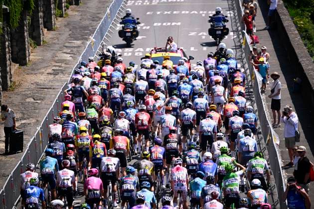 Tour de France 2026 Stage 6 GAVARNIE-CEDRE, FRANCE - JULY 09 : illustration picture peloton at the start during stage 6 of the 113rd edition of Tour de France an UCI World Tour 2.UWT cycling road race stage for Men Elite of 186 km with start in Pau and finish in Gavarnie-Cedre on July 9, 2026 in Gavarnie-Cedre, France, 09 07 2026 ( Motordriver Kurt Vandenborre - Gavarnie-Cedre France  Copyright: xTomasxSiskx