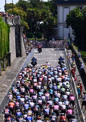 Tour de France 2026 Stage 6 GAVARNIE-CEDRE, FRANCE - JULY 09 : illustration picture peloton at the start during stage 6 of the 113rd edition of Tour de France an UCI World Tour 2.UWT cycling road race stage for Men Elite of 186 km with start in Pau and finish in Gavarnie-Cedre on July 9, 2026 in Gavarnie-Cedre, France, 09 07 2026 ( Motordriver Kurt Vandenborre - Gavarnie-Cedre France  Copyright: xTomasxSiskx