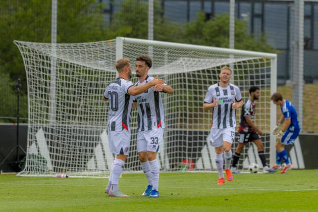 Herzogenaurach, Deutschland 09. Juli 2026: Testspiel - 2026 2027 - FC Ingolstadt 04 gegen LASK Linz Im Bild: in der Traube Torschütze Yannick Deichmann (FCI) jubelt nach seinem Tor zum 1:0 mit seinen Mannschaftskollegen, Adi Dassler Sportplatz Bayern *** Herzogenaurach, Germany, July 9, 2026: 2026-2027 preseason match between FC Ingolstadt 04 and LASK Linz. Pictured in the crowd: goal scorer Yannick Deichmann of FCI celebrates with his teammates after scoring the 1-0 goal, Adi Dassler Sports Field, Bavaria Copyright: xFotostandx xSchäferx
