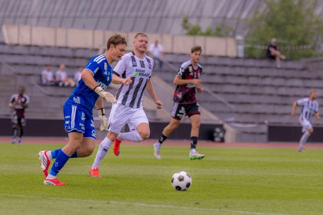 Herzogenaurach, Deutschland 09. Juli 2026: Testspiel - 2026 2027 - FC Ingolstadt 04 gegen LASK Linz Im Bild: v. li. im Zweikampf Torhüter Lukas Jungwirth (LASK) und Lars Lokotsch (FCI) Adi Dassler Sportplatz Bayern *** Herzogenaurach, Germany, July 9, 2026: 2026-2027 preseason match between FC Ingolstadt 04 and LASK Linz. Pictured, from left, in a tackle: goalkeeper Lukas Jungwirth (LASK) and Lars Lokotsch (FCI) at Adi Dassler Sportplatz in Bavaria. Copyright: xFotostandx xSchäferx