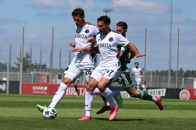 09.07.2026, xrekx, Fussball Testspiel, SV Wehen Wiesbaden - FC 08 Homburg v.l. Jakob Lewald (SV Wehen Wiesbaden) David Suarez Cardenes (SV Wehen Wiesbaden) Armend Qenaj (FC 08 Homburg) (DFL DFB REGULATIONS PROHIBIT ANY USE OF PHOTOGRAPHS as IMAGE SEQUENCES and or QUASI-VIDEO) Taunustein-Wehen *** July 9, 2026, xrekx, Soccer Friendly Match, SV Wehen Wiesbaden vs. FC 08 Homburg, from left: Jakob Lewald (SV Wehen Wiesbaden), David Suarez Cardenes (SV Wehen Wiesbaden), Armend Qenaj (FC 08 Homburg). DFL and DFB regulations prohibit any use of photographs as image sequences and or quasi-videoEO Taunustein Wehen