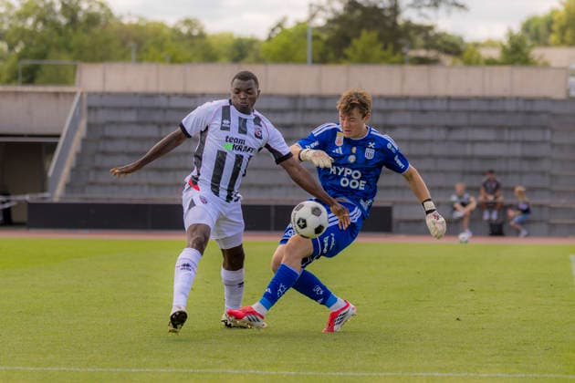 Herzogenaurach, Deutschland 09. Juli 2026: Testspiel - 2026 2027 - FC Ingolstadt 04 gegen LASK Linz Im Bild: v. li. im Zweikampf Obed Ugondu (FCI) und Torhüter Lukas Jungwirth (LASK) Adi Dassler Sportplatz Bayern *** Herzogenaurach, Germany, July 9, 2026: 2026-2027 preseason match between FC Ingolstadt 04 and LASK Linz. Pictured, from left, in a tackle: Obed Ugondu (FCI) and goalkeeper Lukas Jungwirth (LASK) at Adi Dassler Sportplatz in Bavaria. Copyright: xFotostandx xSchäferx