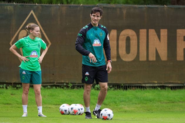 v.li.: Sarah Ernst (SV Werder Bremen) und Alvaro Chaparro (Athletiktrainer, SV Werder Bremen) bei einer Trainingsübung, 09.07.2026, Bremen (Deutschland), Fussball, Google Pixel Frauen-Bundesliga, Trainingsauftakt SV Werder Bremen *** From left: Sarah Ernst of SV Werder Bremen and Alvaro Chaparro, athletic trainer for SV Werder Bremen, during a training drill, July 9, 2026, Bremen, Germany; soccer; Google Pixel Women s Bundesliga; SV Werder Bremen s first training session of the season xobx