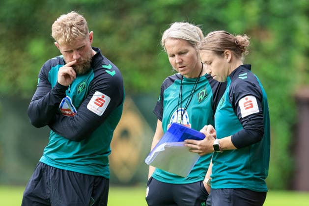 v.li.: Sebastian Kmiec (Co-Trainer, SV Werder Bremen), Friederike Kromp (Fritzy Kromp, Trainerin, Cheftrainerin, SV Werder Bremen) und Michaela Specht (Co-Trainerin, SV Werder Bremen) besprechen sich, 09.07.2026, Bremen (Deutschland), Fussball, Google Pixel Frauen-Bundesliga, Trainingsauftakt SV Werder Bremen *** From left: Sebastian Kmiec, assistant coach, SV Werder Bremen; Friederike Kromp (Fritzy Kromp), coach and head coach, SV Werder Bremen; and Michaela Specht, assistant coach, SV Werder Bremen, are discussing something, July 9, 2026, Bremen, Germany, soccer, Google Pixel Women’s Bundesliga, start of training for SV Werder Bremen xobx