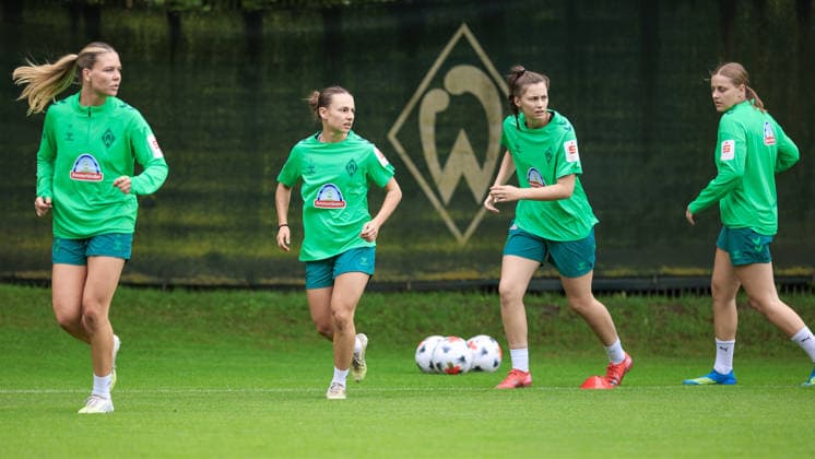 v.li.: Juliane Wirtz (SV Werder Bremen), Chiara D Angelo (SV Werder Bremen), Julia Magerl (SV Werder Bremen) und Sarah Gutmann (SV Werder Bremen) bei einer Trainingsübung, 09.07.2026, Bremen (Deutschland), Fussball, Google Pixel Frauen-Bundesliga, Trainingsauftakt SV Werder Bremen *** From left: Juliane Wirtz (SV Werder Bremen), Chiara D Angelo (SV Werder Bremen), Julia Magerl (SV Werder Bremen), and Sarah Gutmann (SV Werder Bremen) during a training drill, July 9, 2026, Bremen, Germany; soccer; Google Pixel Women s Bundesliga; SV Werder Bremen s first training session of the season xobx