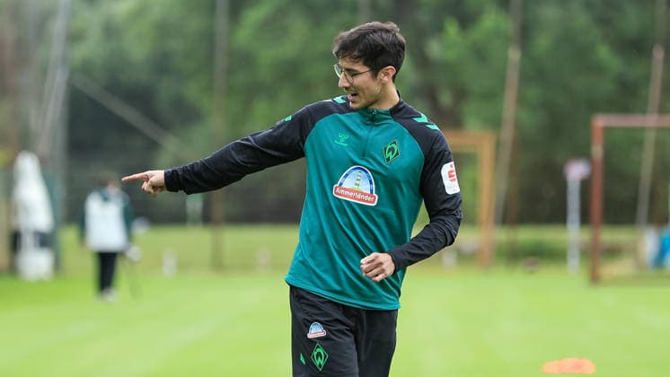 Alvaro Chaparro (Athletiktrainer, SV Werder Bremen) erläutert eine Übung, gibt Anweisungen, gestikuliert, mit den Armen gestikulieren, 09.07.2026, Bremen (Deutschland), Fussball, Google Pixel Frauen-Bundesliga, Trainingsauftakt SV Werder Bremen *** Alvaro Chaparro, athletic trainer for SV Werder Bremen, explains an exercise, gives instructions, and gestures with his arms, July 9, 2026, Bremen, Germany, soccer, Google Pixel Women s Bundesliga, SV Werder Bremen s first training session of the season xobx