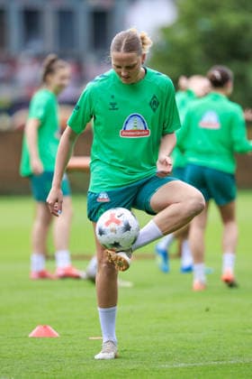 Lina Hausicke (SV Werder Bremen) bei einer Trainingsübung, 09.07.2026, Bremen (Deutschland), Fussball, Google Pixel Frauen-Bundesliga, Trainingsauftakt SV Werder Bremen *** Lina Hausicke of SV Werder Bremen during a training drill, July 9, 2026, Bremen, Germany, soccer, Google Pixel Women s Bundesliga, SV Werder Bremen s first training session of the season xobx