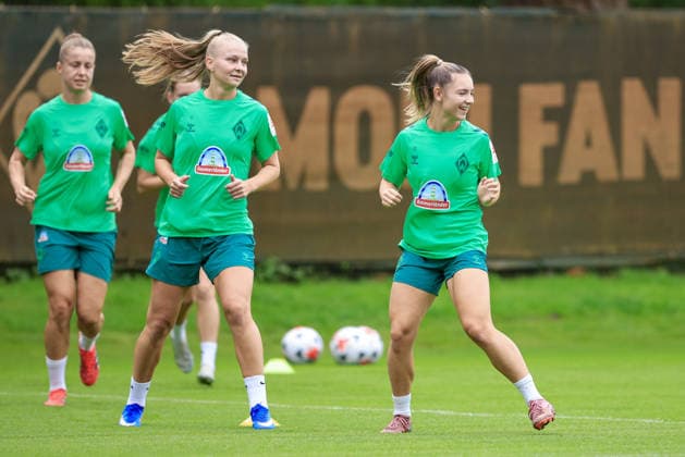 v.li.: Isabella Jaron (SV Werder Bremen) und Michelle Weiß (SV Werder Bremen) bei einer Trainingsübung, 09.07.2026, Bremen (Deutschland), Fussball, Google Pixel Frauen-Bundesliga, Trainingsauftakt SV Werder Bremen *** From left: Isabella Jaron of SV Werder Bremen and Michelle Weiß of SV Werder Bremen during a training drill, July 9, 2026, Bremen, Germany, soccer, Google Pixel Women s Bundesliga, SV Werder Bremen s first training session of the season xobx