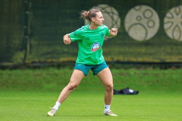 Chiara D Angelo (SV Werder Bremen) bei einer Trainingsübung, 09.07.2026, Bremen (Deutschland), Fussball, Google Pixel Frauen-Bundesliga, Trainingsauftakt SV Werder Bremen *** Chiara D Angelo of SV Werder Bremen during a training drill, July 9, 2026, Bremen, Germany, soccer, Google Pixel Women s Bundesliga, SV Werder Bremen s first training session of the season xobx