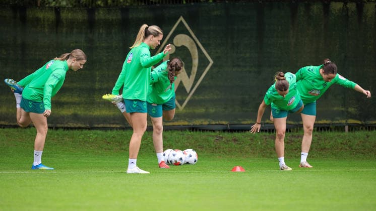 v.li.: Sarah Gutmann (SV Werder Bremen), Juliane Wirtz (SV Werder Bremen), Julia Magerl (SV Werder Bremen), Chiara D Angelo (SV Werder Bremen) und Elena Mühlemann (SV Werder Bremen) bei einer Trainingsübung, 09.07.2026, Bremen (Deutschland), Fussball, Google Pixel Frauen-Bundesliga, Trainingsauftakt SV Werder Bremen *** From left: Sarah Gutmann (SV Werder Bremen), Juliane Wirtz (SV Werder Bremen), Julia Magerl (SV Werder Bremen), Chiara D Angelo (SV Werder Bremen), and Elena Mühlemann (SV Werder Bremen) during a training drill, July 9, 2026, Bremen, Germany, soccer, Google Pixel Women’s Bundesliga, start of training for SV Werder Bremen xobx