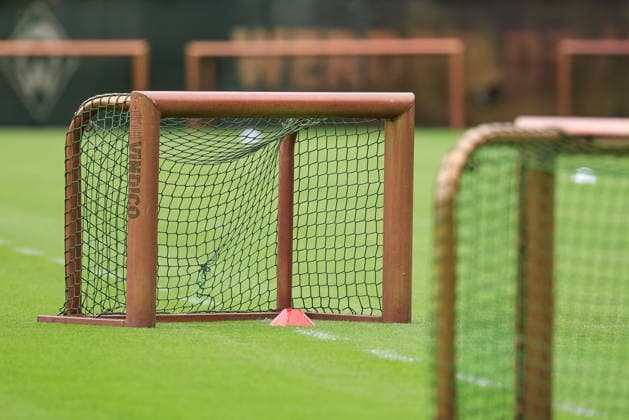 Ein Minitor, Trainingstor steht auf einem Fußballplatz, Spielfeld, Hütchen, Ball, Sportplatz, Training, Trainingseinheit, Symbolfoto, Symbolbild Fussball, Fußball, Symbol, 09.07.2026, Bremen (Deutschland), Fussball, Google Pixel Frauen-Bundesliga, Trainingsauftakt SV Werder Bremen *** A mini goal, training goal, stands on a soccer field, playing field, cones, ball, sports field, training, training session, stock photo, stock image of soccer, soccer, symbol, July 9, 2026, Bremen, Germany, soccer, Google Pixel Women s Bundesliga, start of training for SV Werder Bremen xobx
