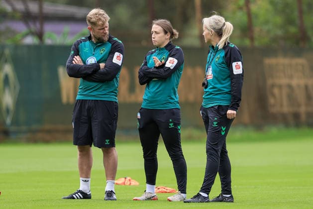 v.li.: Sebastian Kmiec (Co-Trainer, SV Werder Bremen), Michaela Specht (Co-Trainerin, SV Werder Bremen) und Friederike Kromp (Fritzy Kromp, Trainerin, Cheftrainerin, SV Werder Bremen) besprechen sich, 09.07.2026, Bremen (Deutschland), Fussball, Google Pixel Frauen-Bundesliga, Trainingsauftakt SV Werder Bremen *** From left: Sebastian Kmiec, assistant coach, SV Werder Bremen; Michaela Specht, assistant coach, SV Werder Bremen; and Friederike Kromp (Fritzy Kromp), head coach, SV Werder Bremen, are discussing something, July 9, 2026, Bremen, Germany, soccer, Google Pixel Women’s Bundesliga, start of training for SV Werder Bremen xobx